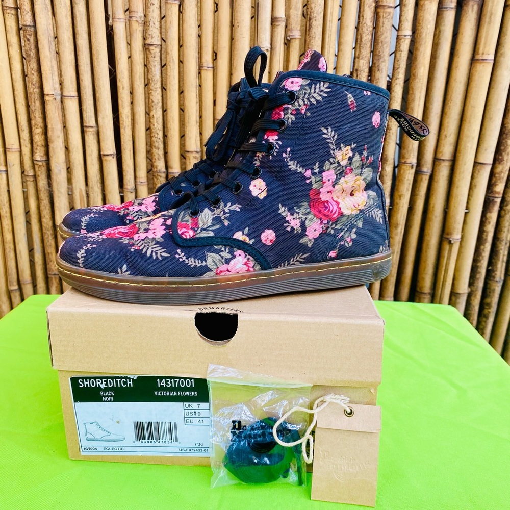 Dr. Martens Victorian Flowers Boot